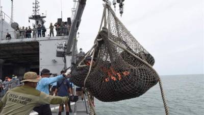 Los servicios de rescate han encontrado dos grandes objetos en el fondo marino que podrían pertenecer al avión de AirAsia accidentado el pasado domingo con 162 personas a bordo en el oeste de Indonesia. EFE