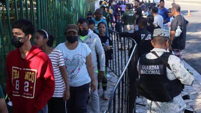 MEX3893. TAPACHULA (MÉXICO), 09/01/2023.- Migrantes hacen fila frente al centro de atención provisional del Instituto Nacional de Migración (INM) para regularizar su situación migratoria hoy, en Tapachula, estado de Chiapas (México). Unos 2.000 migrantes varados en la frontera sur de México exigieron este lunes libertad de tránsito en medio de la visita del presidente estadounidense, Joe Biden, en el país, donde participa en la Cumbre de Líderes de América del Norte. EFE/Juan Manuel Blanco