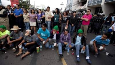 La Policía de Honduras impide el acceso a Casa Presidencial de hondureños en huelga de hambre. EFE