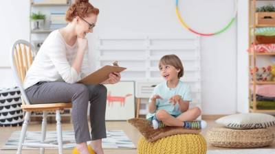 El niño que sufre de trastornos del aprendizaje debe seguir un programa especial.