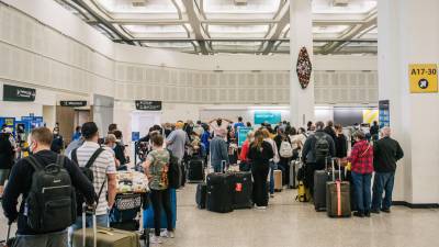 La nueva ola de covid 19 ha afectado duramente a las aerolíneas que han cancelado miles de vuelos por falta de personal y mal tiempo.