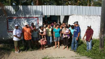 Padres de familia protestan frente a la escuela Froylán Turcios en Tela.