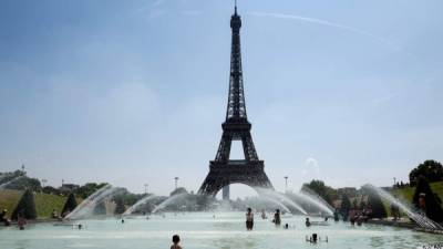 La emblemática Torre Eiffel cerró sus puertas a los turistas este miércoles.