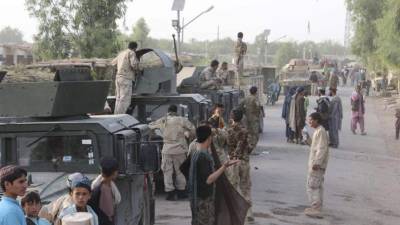 Oficiales de la seguridad afgana patrullan una ciudad durante una operación en la provincia de Helmand, Afganistán, el pasado 17 de julio. EFE/Archivo