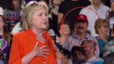 Seddique Mateen fue visto sonriendo detrás de Hillary Clinton durante un mitin en Florida.