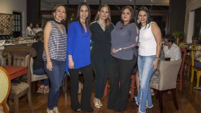 Vanessa Laínez, Kathy Hedman, la anfitriona del evento Ivette Aramendía con Jessica y Karen Molinari