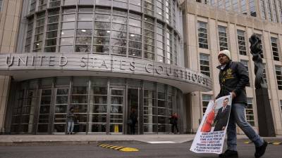 Un hombre protesta frente a la corte en Nueva York donde se desarrolla el juicio contra el ex secretario de seguridad de México, Genaro García Luna.