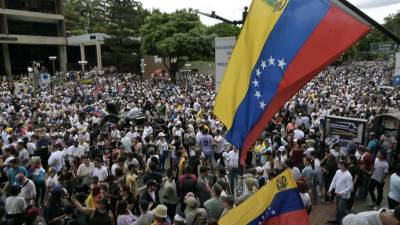 Miiles de opositores se manifestaron pacíficamente en Caracas convocados por Machado y González.