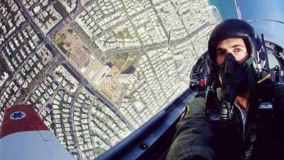 La selfie de un piloto de la Fuerza Aérea de Israel, tomada en pleno vuelo sobre Tel Aviv con su caza de entrenamiento.
