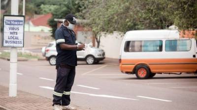 En Costa de Marfil, donde se registraron 48 nuevos contagios en dos días (73 en total), el presidente Alassane Ouattara también decretó el lunes el estado de emergencia y un toque de queda así como el confinamiento progresivo de la población por zonas geográficas.