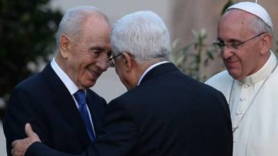 El presidente palestino, Mahmoud Abas, el Papa Francisco y el presidente israelí, Simon Peres.