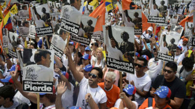 Seguidores del opositor Leopoldo López exigieron su liberación en Los Teques, cerca de Caracas.