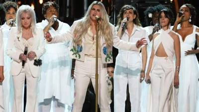 Kesha (C) cantó junto a Cyndi Lauper (i) y Camila Cabello (d) // Kevin Winter/Getty Images for NARAS/AFP