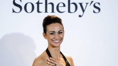 Una modelo luce un anillo valorado en 43 millones de dólares.