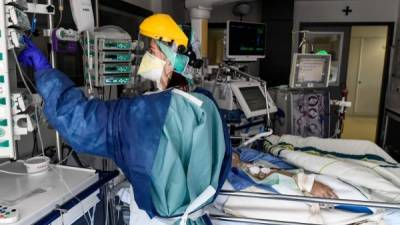 Personal médico atiende a un paciente afectado por Covid-19 eun hospital de la región de Flandes, Bélgica