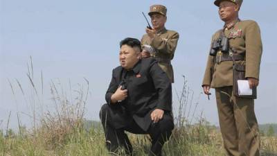 El líder norcoreano Kim Jong-un (i) supervisa unas maniobras en Corea del Norte. EFE/KCNA