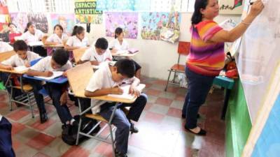 A partir de junio del 2020, los docentes hondureños, quienes hicieron la petición al Gobierno, tendrán un incremento salarial de L1,000 y para el 2021 recibirán otro ajuste de 1,500.