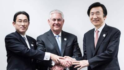 Rex Tillerson (c) se reunión sus homólogos de Japón, Fumio Kishida (izq.), y Corea del Sur, Yun Byung-Se (der.), durante la cumbre del G20.
