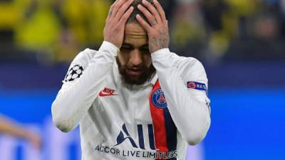 El delantero brasileño del Paris Saint-Germain, Neymar, reacciona durante los últimos 16 partidos de fútbol de ida de la UEFA Champions League BVB Borussia Dortmund v Paris Saint-Germain (PSG) en Dortmund, Alemania occidental, el 18 de febrero de 2020. / AFP / Tobias SCHWARZ