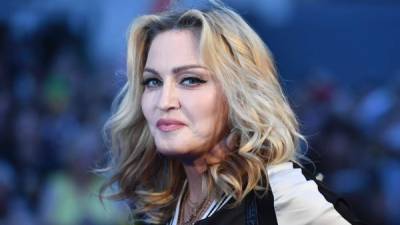 Madonna es una de las cantantes que batieron récords mundiales de ventas, solo superada por grupos como los Beatles o los cantantes Elvis Presley o Michael Jackson, según el libro Guinees de los récords.