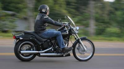 Cuando conduzca una moticicleta siempre lleve el casco de protección.