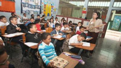 Una maestra imparte clase en la capital.