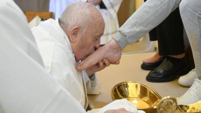 El papa Francisco lava y besa los pies a 12 mujeres que estan detenidas en cárcel de Roma.