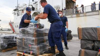 Miembros de la Guardia Costera estadounidense descargan fardos de cocaína el 14 de junio en Port Everglades en Fort Lauderdale, Florida. EFE/Charly Tautfest/Guardia Costera EEUU