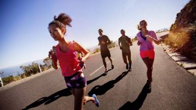 El ejercicio regular reduce el riesgo de enfermedad cardiaca, diabetes y varios tipos de cáncer.