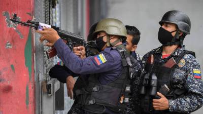 Las autoridades venezolanas realizan masivos operativos en los barrios más peligrosos de Caracas para desarticular bandas criminales.