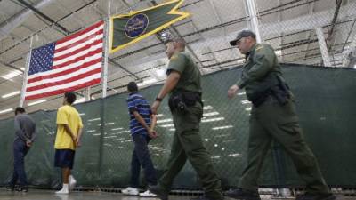 Miles de menores migrantes permanecen recluidos en los centros de detención de EUA.