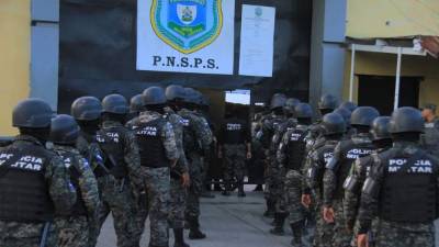 Los elementos militares ingresaron desde temprano al centro penal exactamente a las celdas en las que están unos 280 miembros de la pandilla 18.