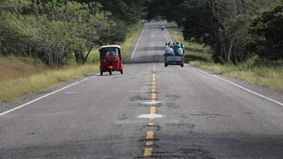 Por años los pobladores han solicitado la reparación completa de la carretera en Santa Bárbara. Foto: Edward Fernández.