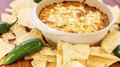 Servir el dip de queso con jalapeño con tostadas de maíz.