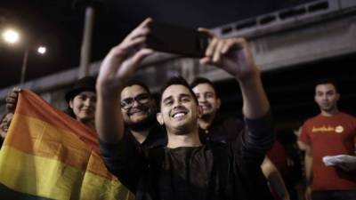 Cientos de personas a favor de los derechos de la comunidad LGBTI, celebran en las calles de San José, Costa Rica. EFE