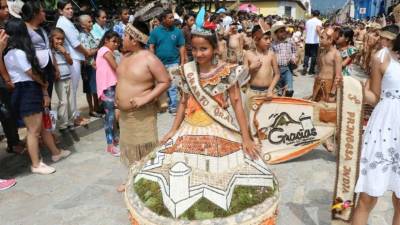 Varios niños escolares participan en una actividad en el marco del Día del Indio Lempira.
