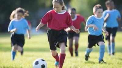 Los futbolistas nunca deberían “cabecear” la pelota, sobre todo los menores de 10 años.