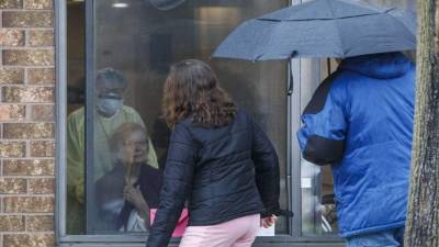 El mundo celebró un Día de las Madres diferente este 10 de mayo, con gran parte del planeta todavía en confinamiento por la pandemia de coronavirus que ya deja más de 280,000 muertos y unos 4 millones de infectados.