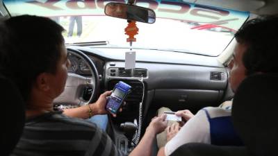 Este es uno de cuatro taxistas que portan la máquina de cobro electrónico. Foto: Franklin Muñoz.