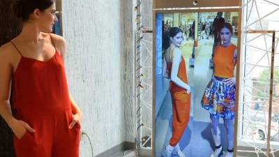 Memomi permite verse al espejo con otros atuendos.