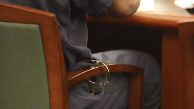 Fotografia de archivo de un hombre detenido y esposado. EFE/Jeff Scheid