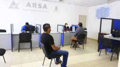 Usuarios en la oficina del Arsa en SPS.