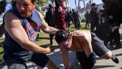 Manifestantes de Trump se enfrentaron con miembros de Antifa y Black Lives Matter durante una protesta a favor del magnate en San Diego./AFP.