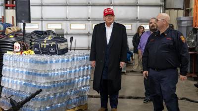 Trump llevó agua y alimentos para las personas evacuadas por el descarrilamiento de un tren con material tóxico en Ohio.