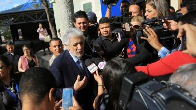 El tenor español Plácido Domingo habla con los medios de comunicación antes de una conferencia de prensa en Tegucigalpa, capital de Honduras.