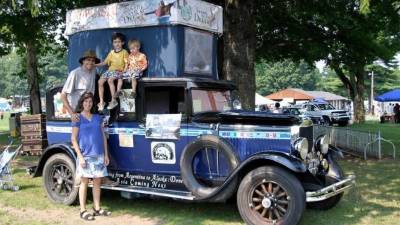 La familia argentina Zapp junto a su coche Graham Paige.