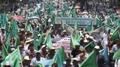 Fotografía del 8 de agosto de 2017, de cientos de campesinos que protestan en Ciudad de México (México), para exigir al Gobierno el fin de los recortes en el sector, así como la abolición del capítulo agropecuario del Tratado de Libre Comercio de América del Norte (TLCAN). EFE