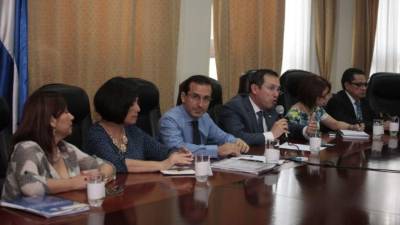 Parte de los miembros del gabinete económico de Honduras.