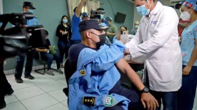 Ayer 130 policías recibieron la segunda dosis en San Pedro Sula. Foto: Frankyn Muñoz.