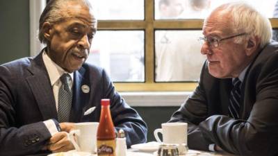El reconocido reverendo Al Sharpton y el aspirante demócrata Bernie Sanders se reunieron ayer en Harlem. Sharpton luego dirá si apoya a Sanders o a Hillary Clinton. Foto: AFP/Andrew Renneisen